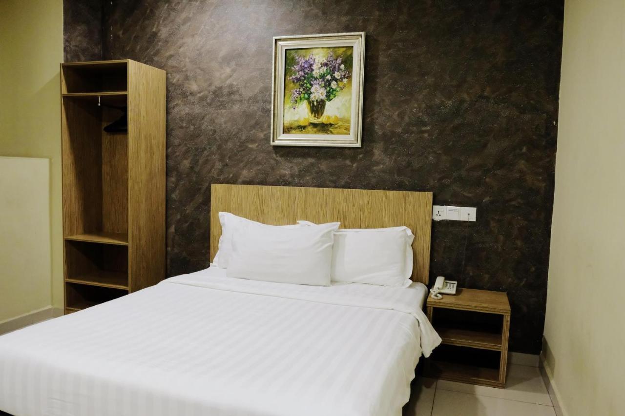 Era Plus Hotel Seri Kembangan Exterior foto