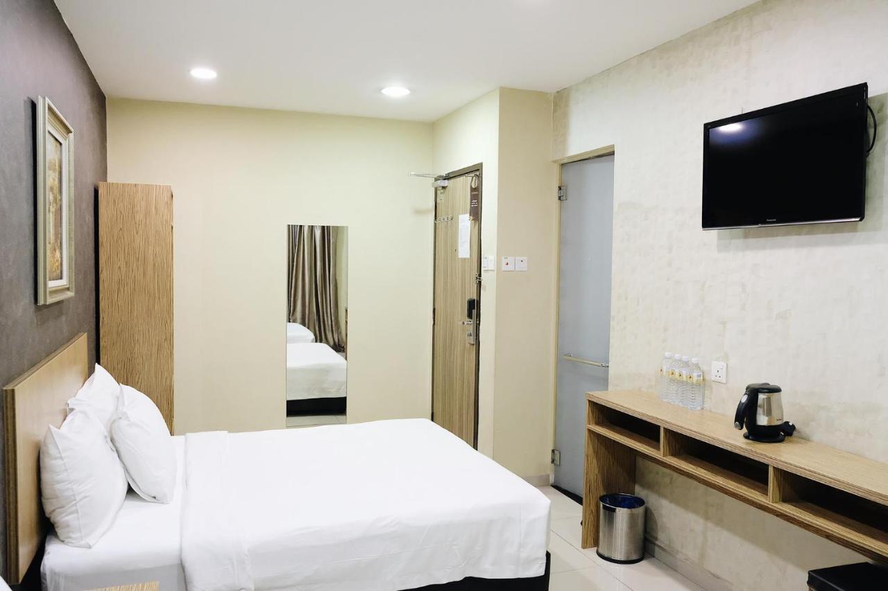 Era Plus Hotel Seri Kembangan Exterior foto