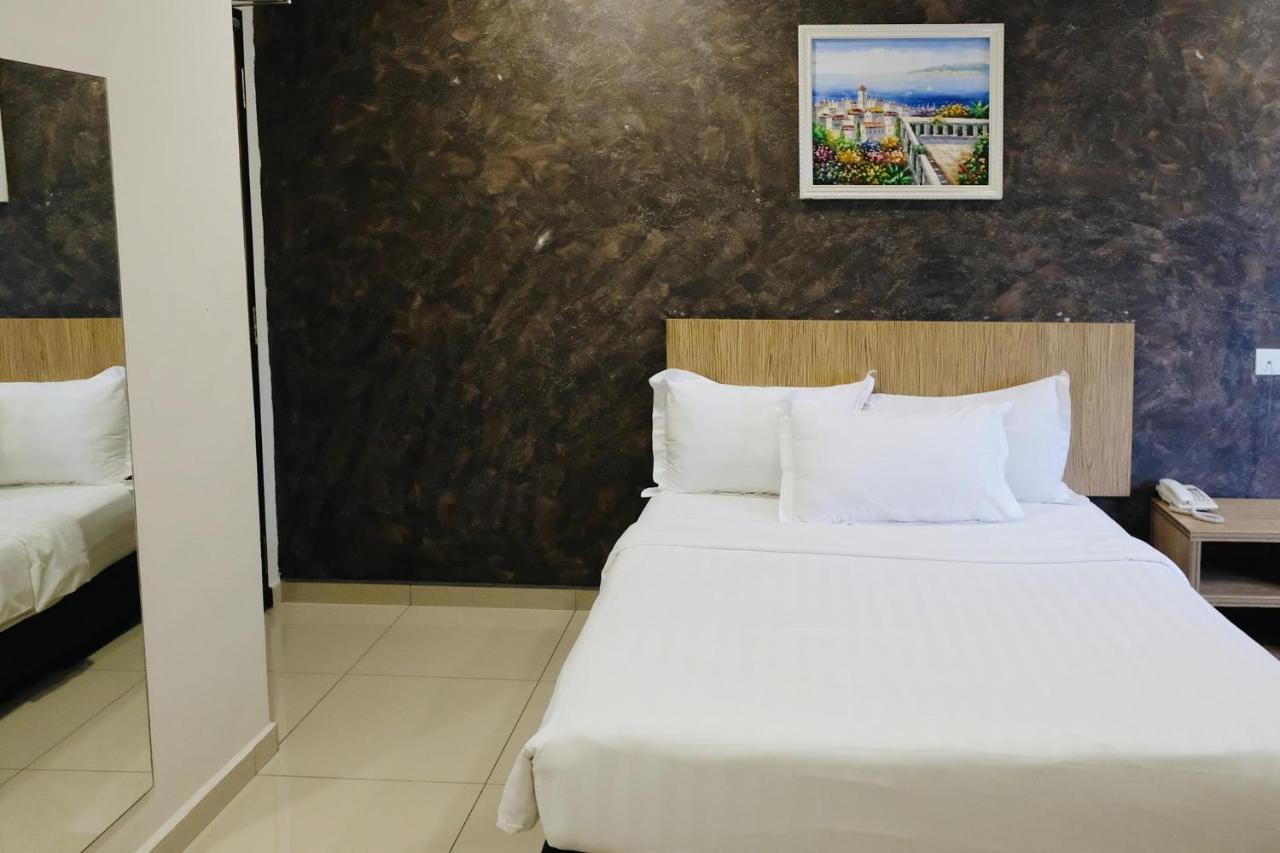 Era Plus Hotel Seri Kembangan Exterior foto