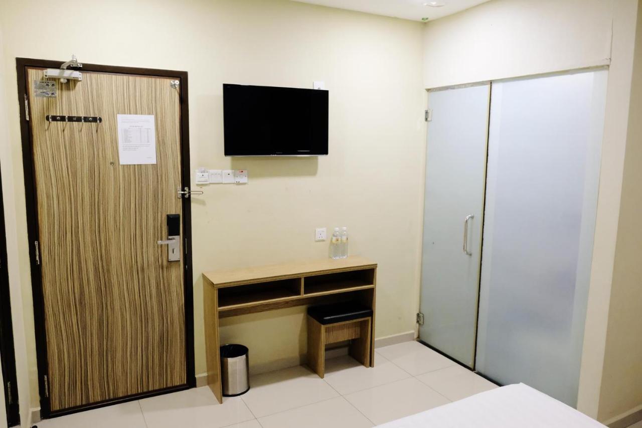 Era Plus Hotel Seri Kembangan Exterior foto