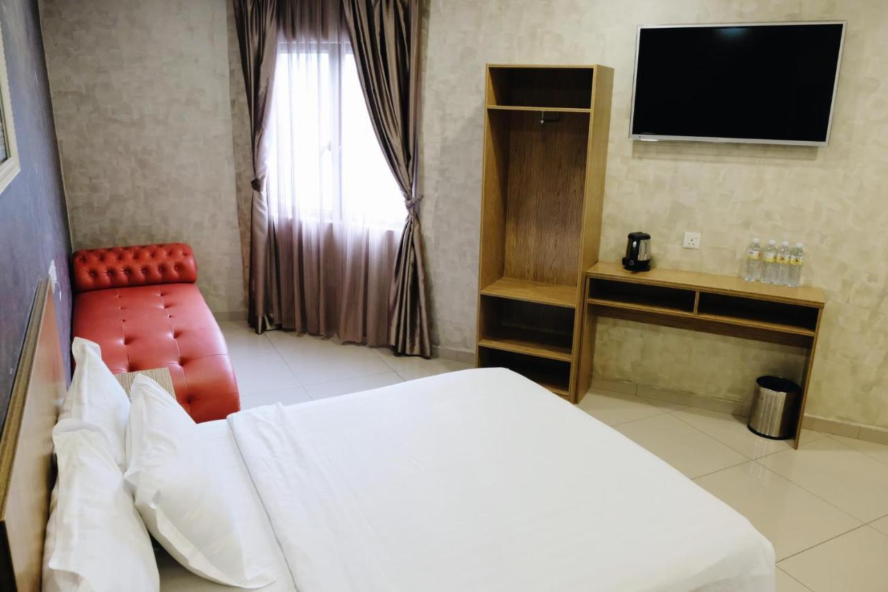 Era Plus Hotel Seri Kembangan Exterior foto